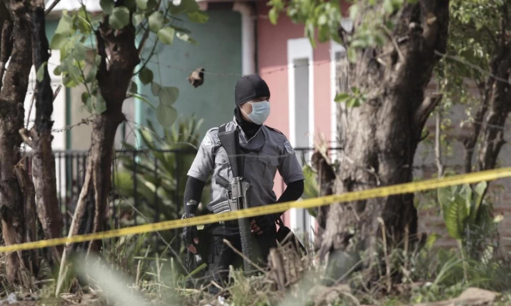 Αστυνομικός έκανε τον κήπο του νεκροταφείο - Δεκάδες πτώματα παιδιών